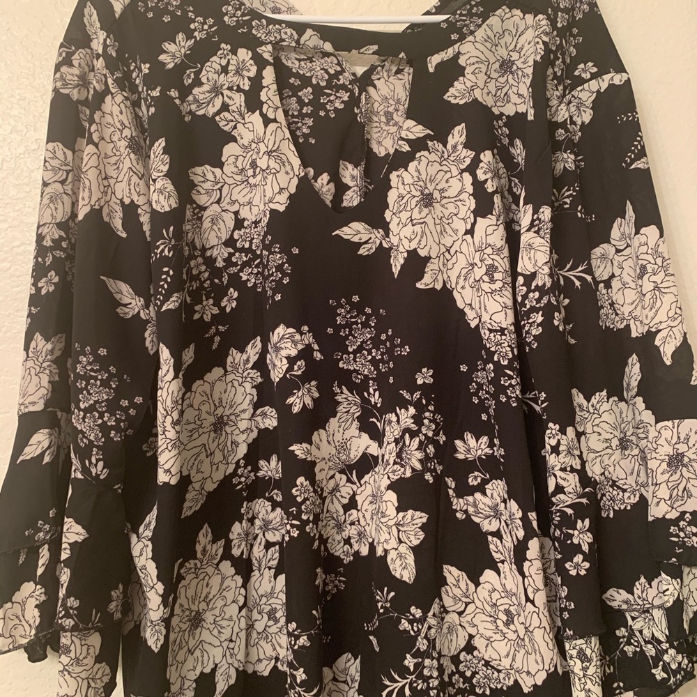 Floral blouse with ruffle sleeves